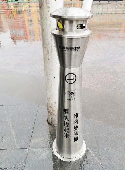 达顺小区广场上的吸烟台. 赵婉姝 摄