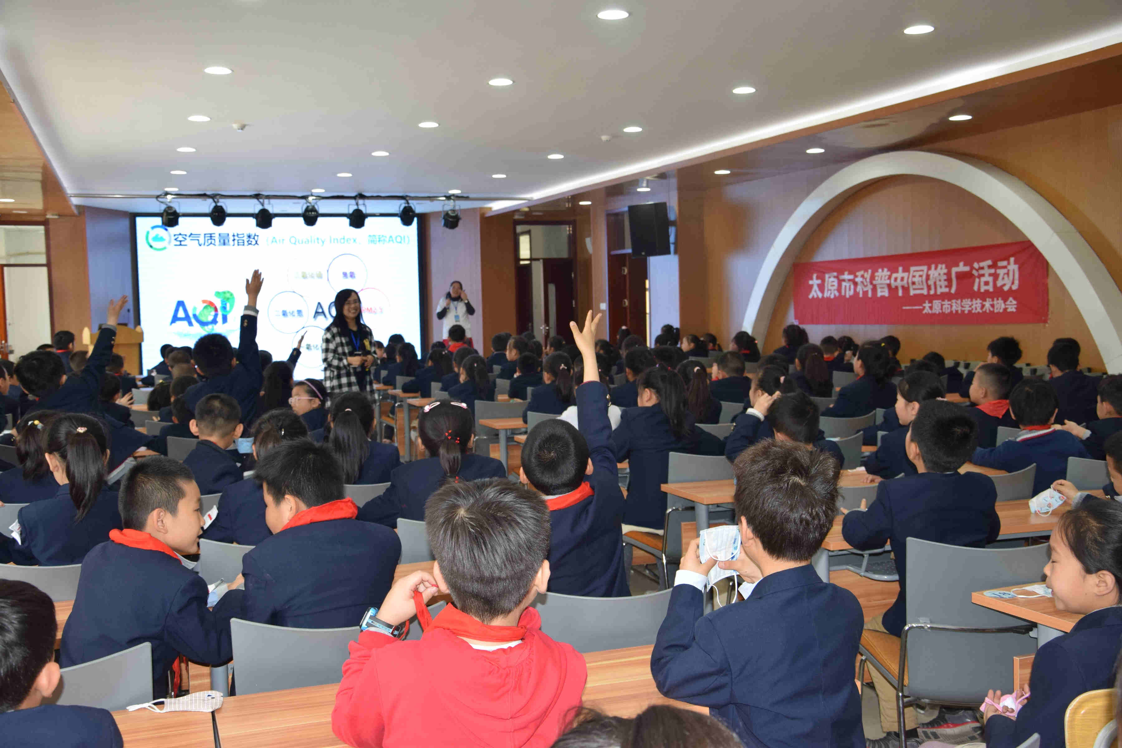 通过此次讲座,孩子们对雾霾有了更加科学的认识,同时也认识到了环境