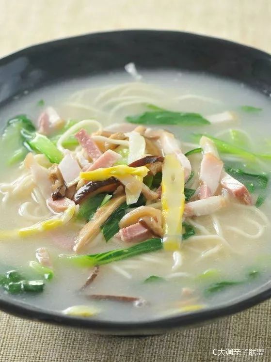 鸡丝面煎面羊肉面▲ 还记得唐代诗圣杜甫爱吃的"槐叶冷淘"吗?