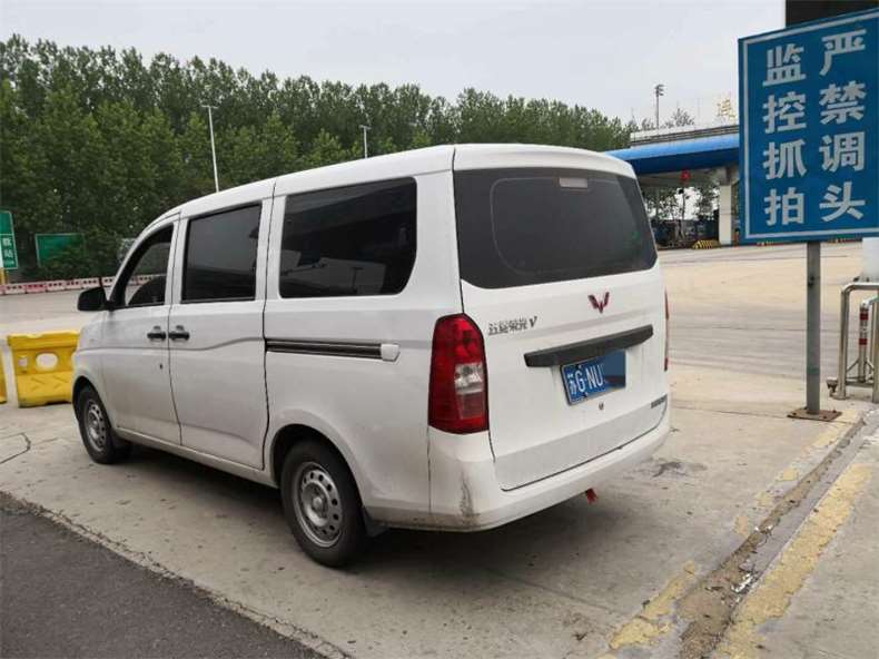 面包车卸掉座椅当货车用 竟然运送的是三只袋鼠