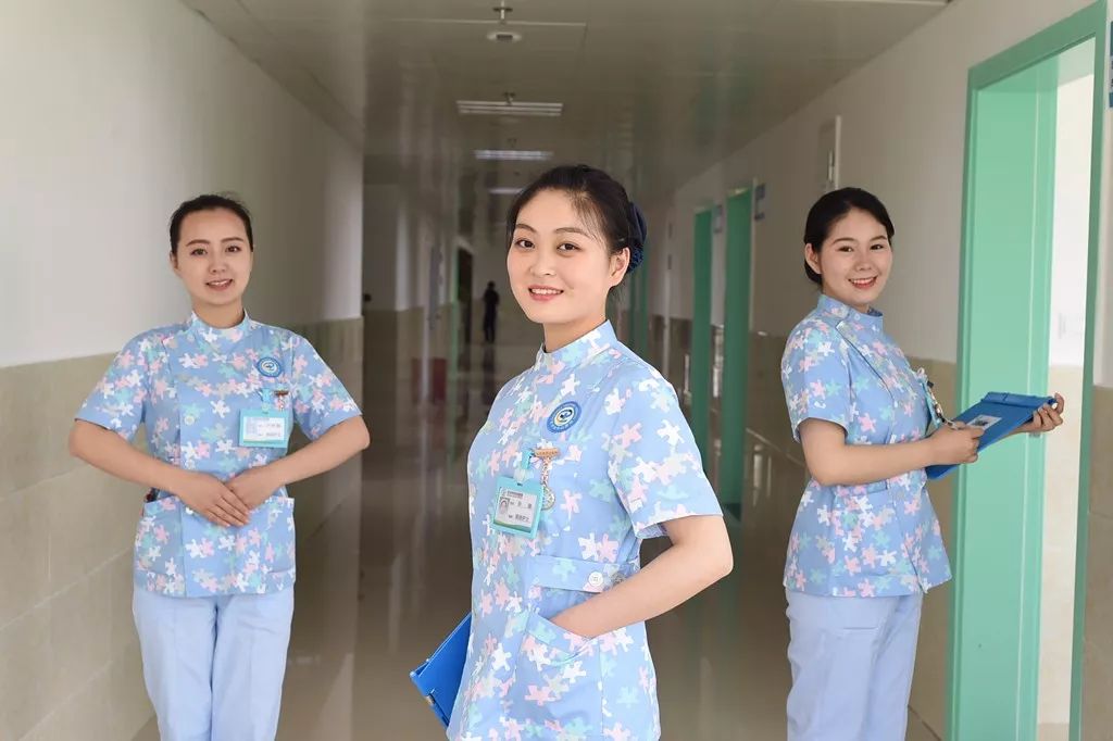 巴中市中心医院南坝院区 实施护士脱帽上岗 曾经连体的长款护士服