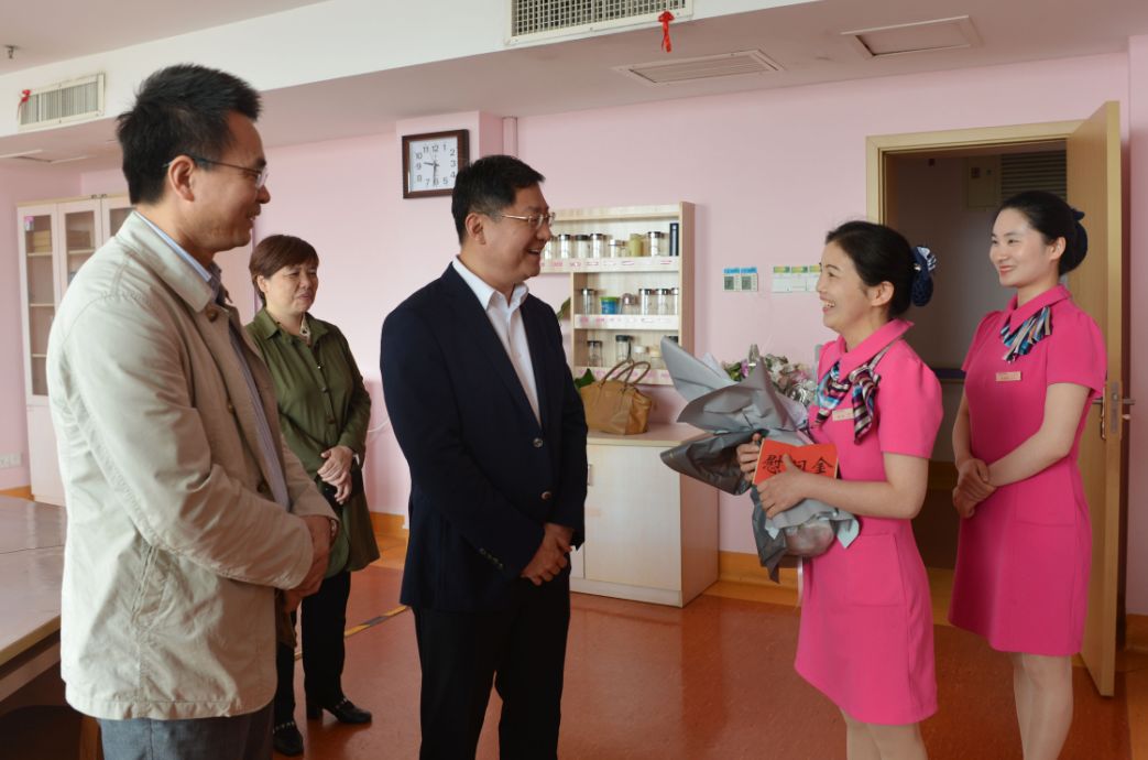 慰问护士代表陈琳湘潭市人民政府副市长傅军(右)5月9日上午,在第108个