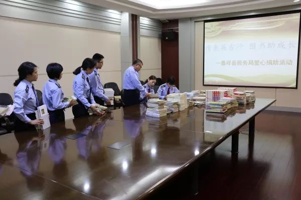 5月9日上午,嘉祥县税务局开展了"情系英吉沙,图书助成长"的图书捐赠