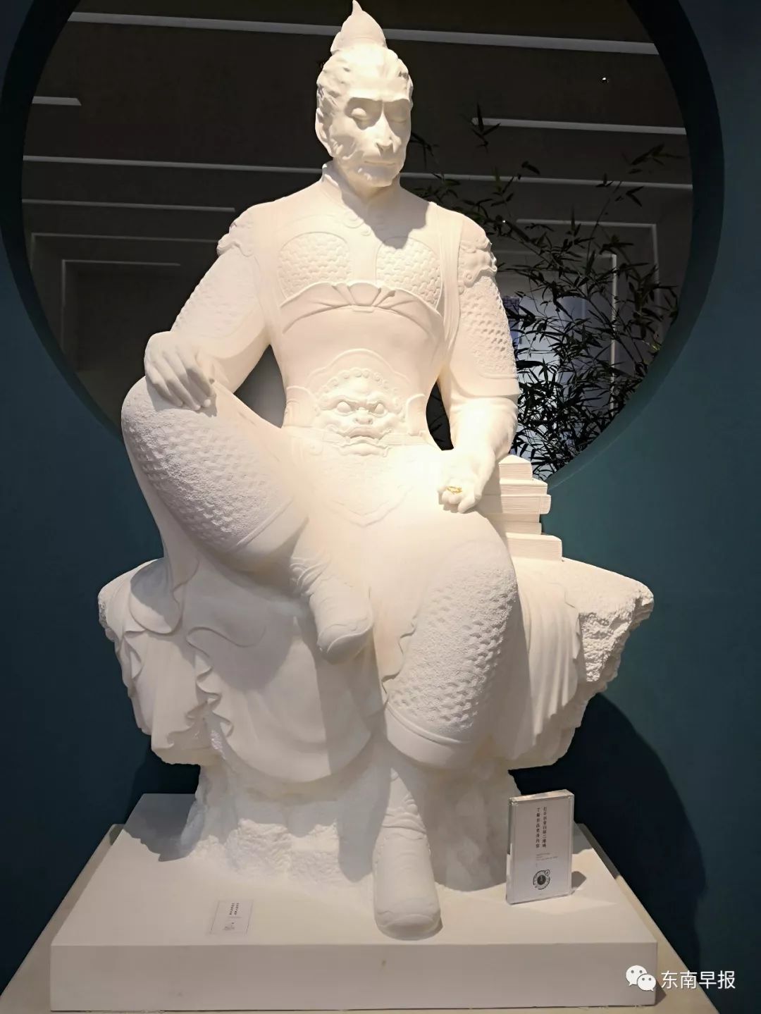 脸,已露慈悲之相;眼尚金睛,却含智慧之光;合眼低眉,全不以力;关唇闭口