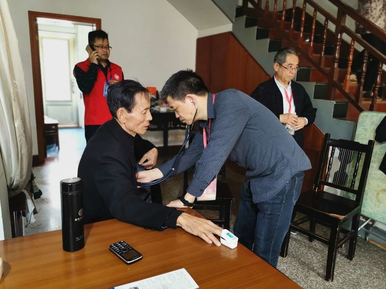 在东部战区总医院肾脏科季曙明主任的带领下,我们来到泰兴滨江镇,蒋港