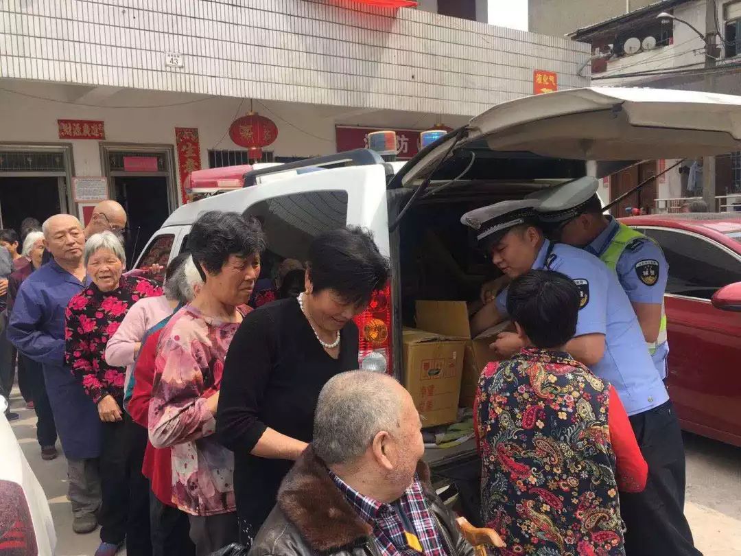 徐豐村5月10日下午,蘇溪交警走進徐豐村,為村內的老人送上了交通安全