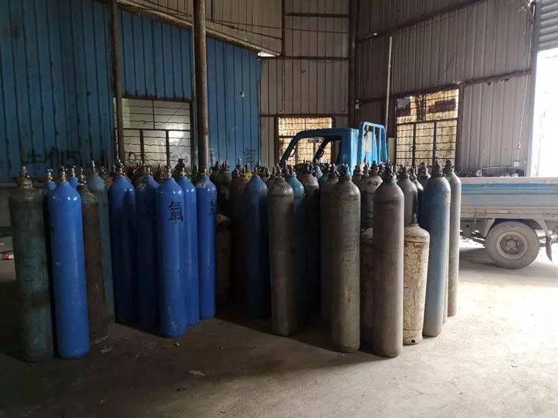 仓库进行现场检查时,发现9瓶满瓶的乙炔以及所有的乙炔空瓶,氧气空瓶