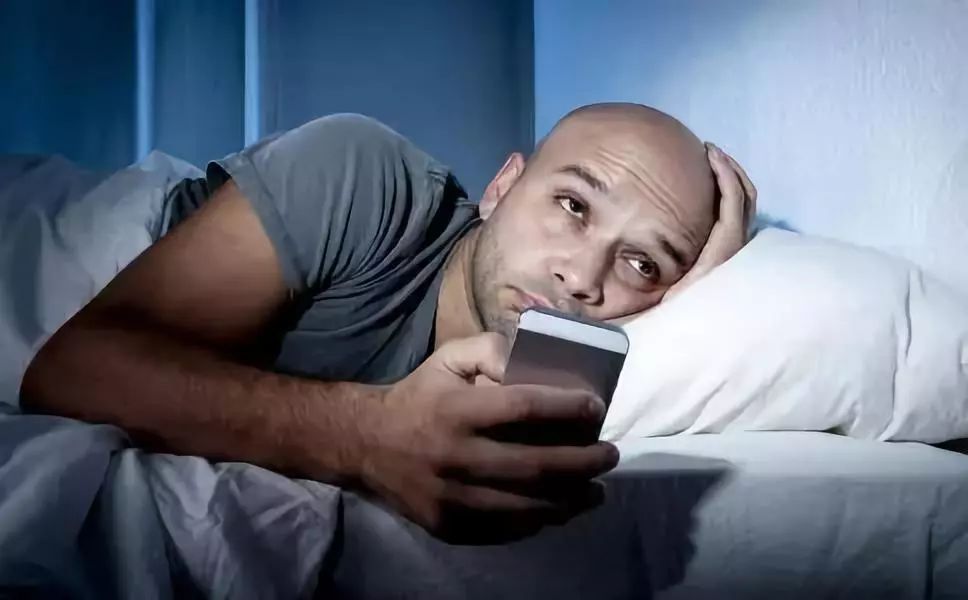 晚上玩手机上瘾导致睡不着你得小心了