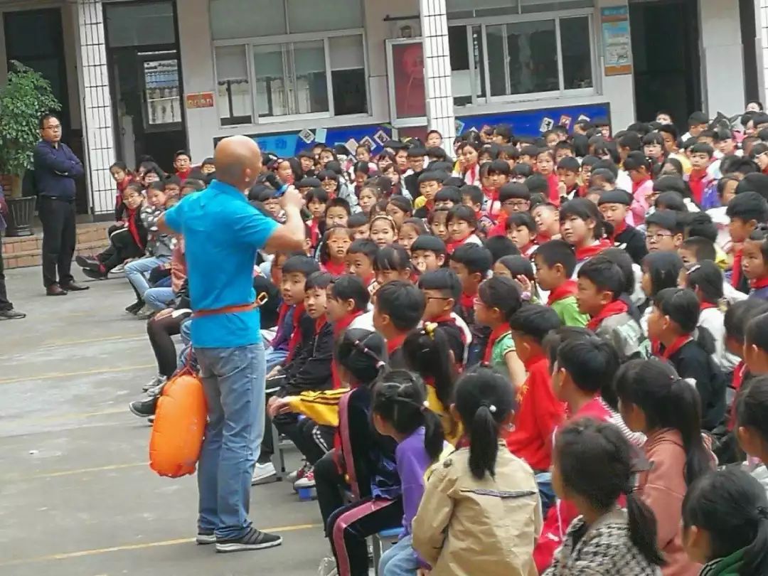 派出所,溫嶺泳協,松門冬泳協會及松門義工隊前往松門笫三小學(淋川