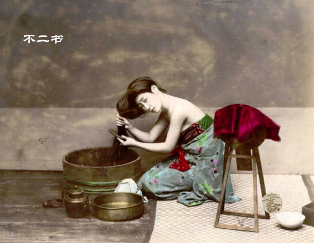 原创日本上色老照片穿着铠甲的日本武士切腹现场很有仪式感