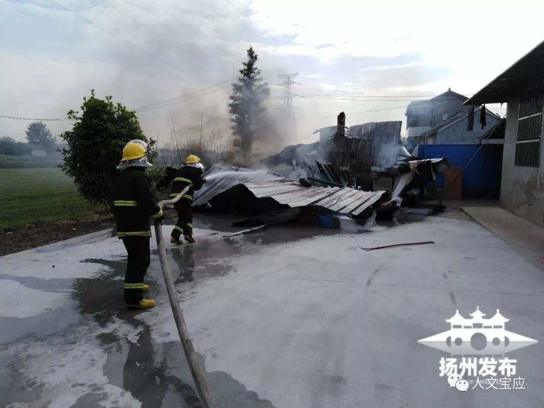 宝应鲁垛一民房失火,大火烧塌房屋,屋内还有一个漏气的液化气瓶.