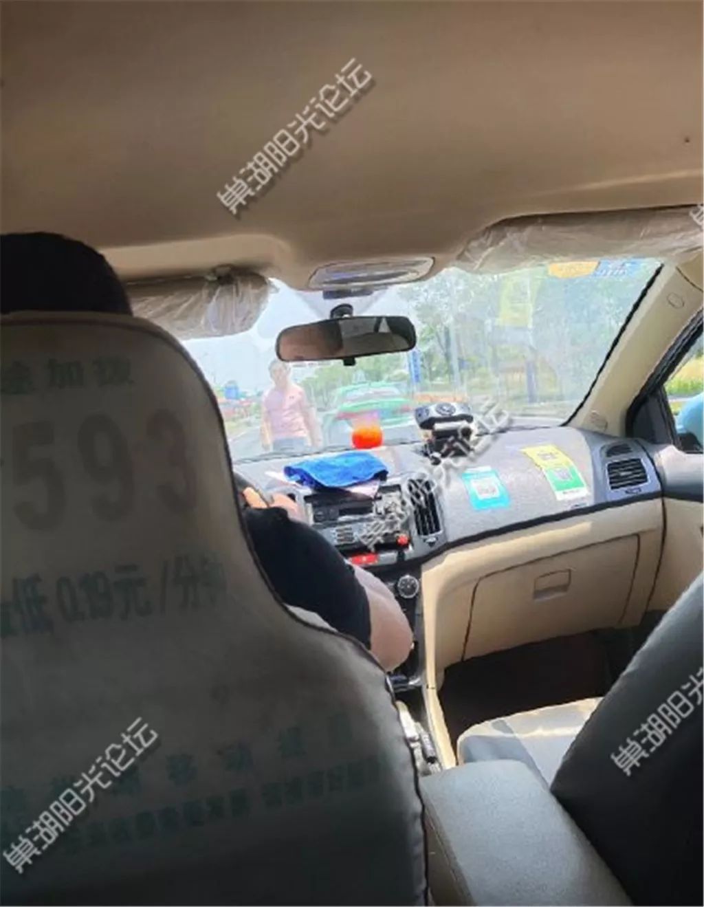网友爆料巢湖一出租车竟疯狂别停异地出租车全然不顾乘客安全