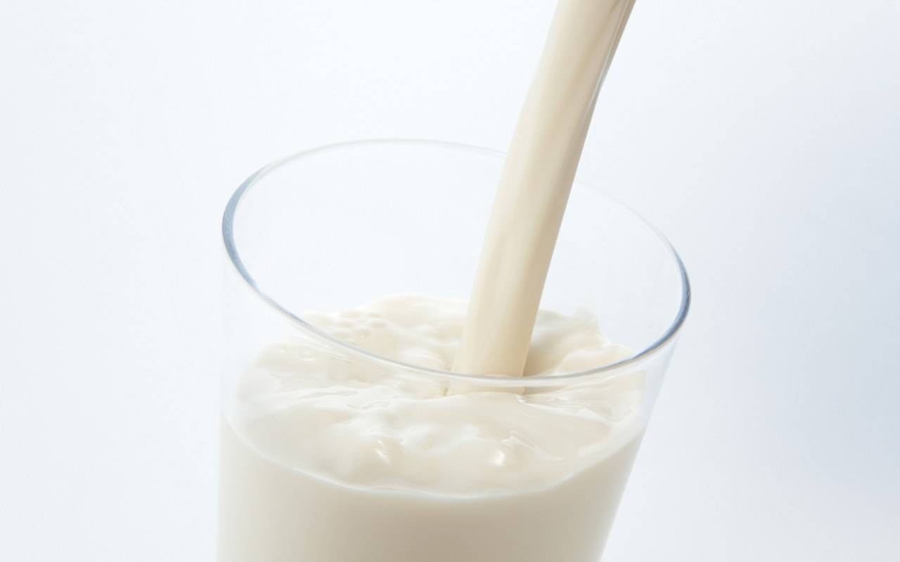 普通牛奶中87%是水,剩下的物质包括蛋白质,酶,脂肪,碳水化合物,维生素