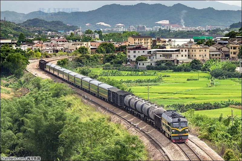 七年前,你以北京动车段crh2-139e的身份,担当d301次离开帝都,却没有