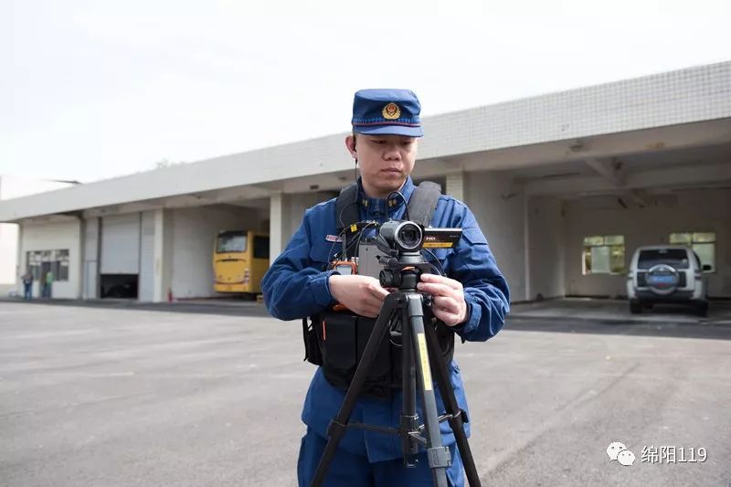 全程架设4g单兵图传设备 实时保持通信联络搭建指挥帐篷4支搜救小组