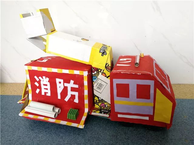利用废旧物品共同制作消防栓,灭火器,消防车等手工作品