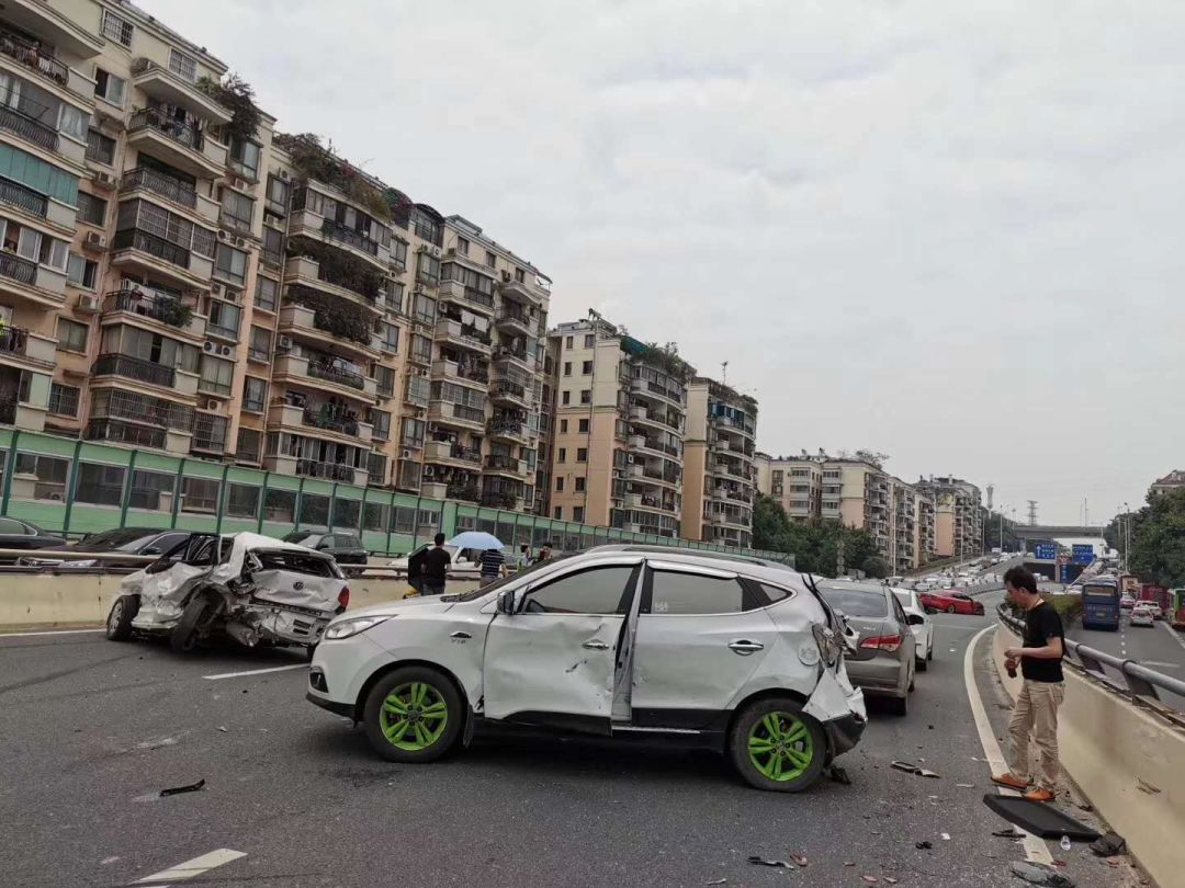 今天中午南宁青竹立交3车相撞车损严重现场碎片满地