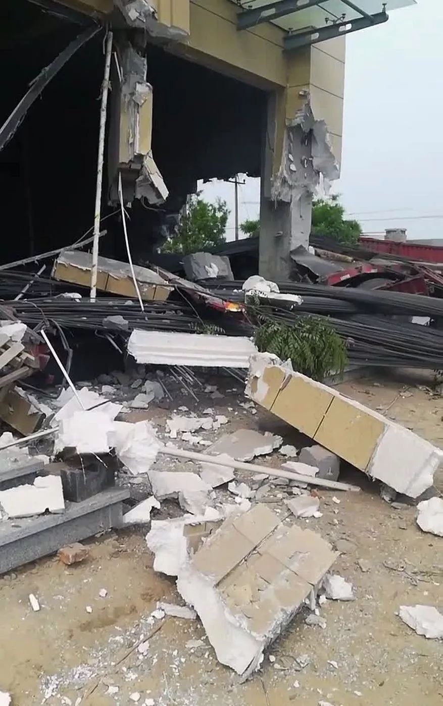 白洋淀一货车满载钢筋撞进一栋楼房,司机被甩出车外当场身亡!