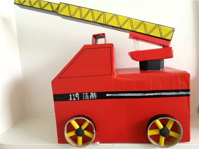 利用废旧物品共同制作消防栓,灭火器,消防车等手工作品