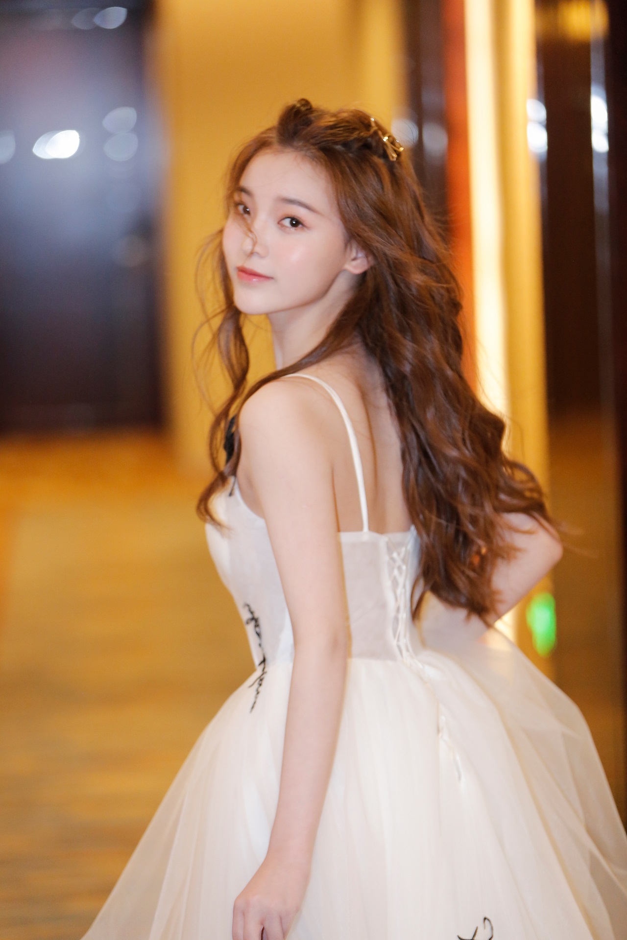 曾雪瑶获颁摩登新势力殊荣献演国风扇子舞红装夺目