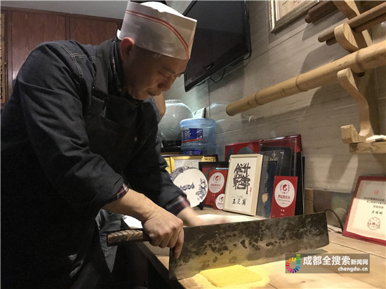 成都大厨拿手菜让中外食客垂涎 做出的面可以穿针
