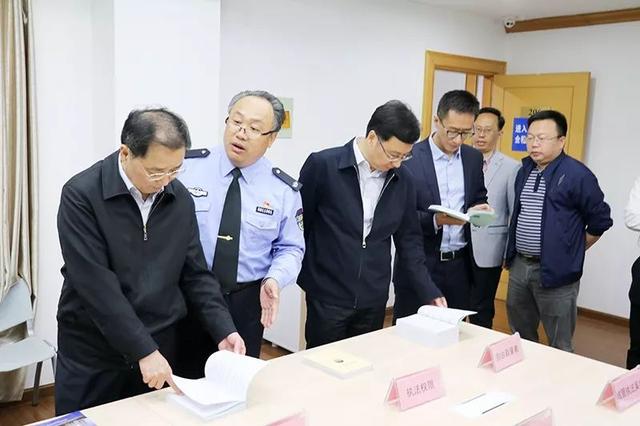 常熟市副市长,公安局长吴建伟参加走访海虞镇综合执法局