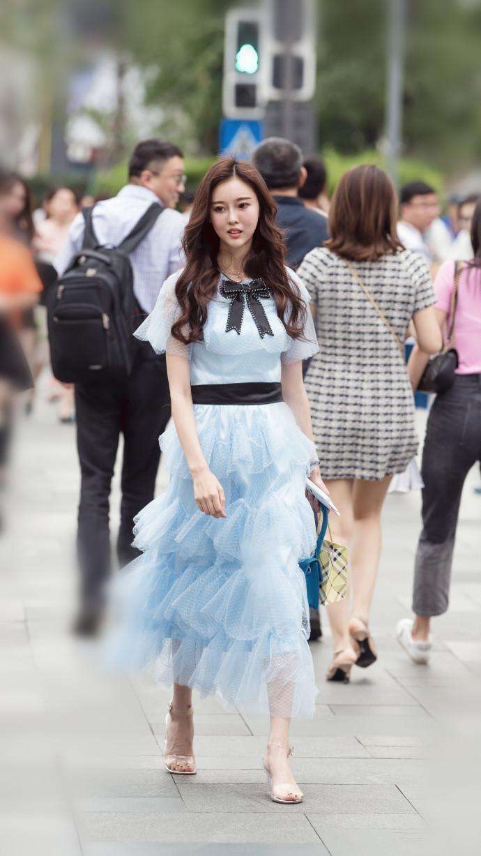 街拍:青春可爱的蛋糕裙,减龄穿出小公主的感觉