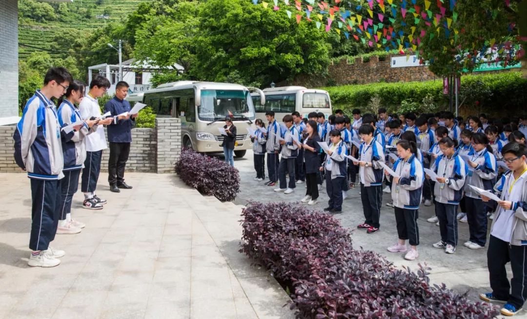 5月9日,东方中学师生走进位于玉环火山口的火山茶基地,共同感受火山茶