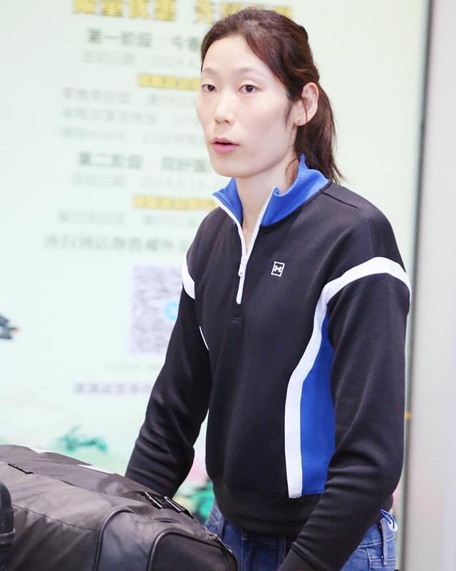 朱婷回国搞笑一幕粉丝拿结婚证让她签名朱婷表情图火了