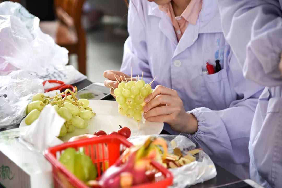 水果拼盘秀创意白衣天使展风采