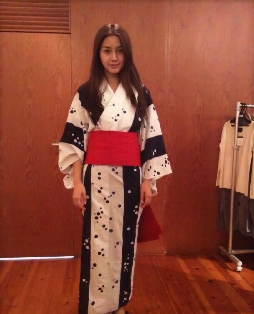 angelababy和服旧照曝光 表情腼腆素颜出镜