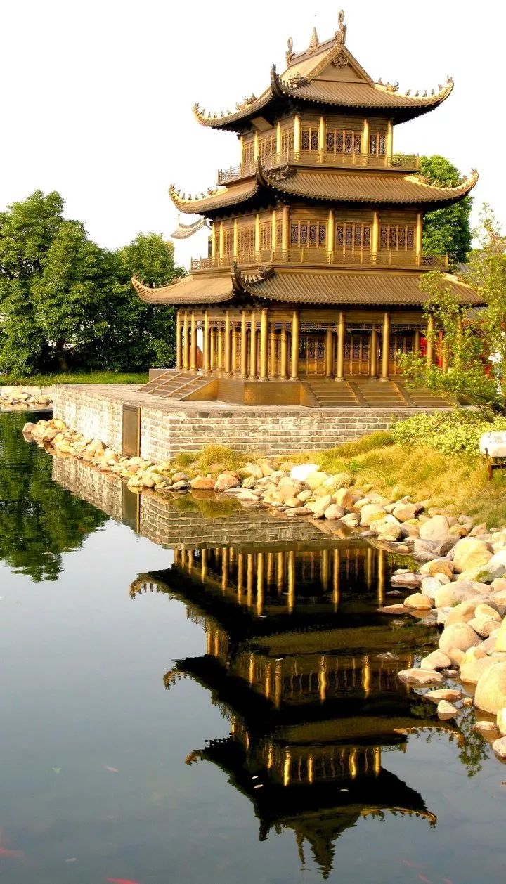 他的好友滕子京被贬任岳州知州,为弘扬先贤遗风,建造了岳阳楼,并修书