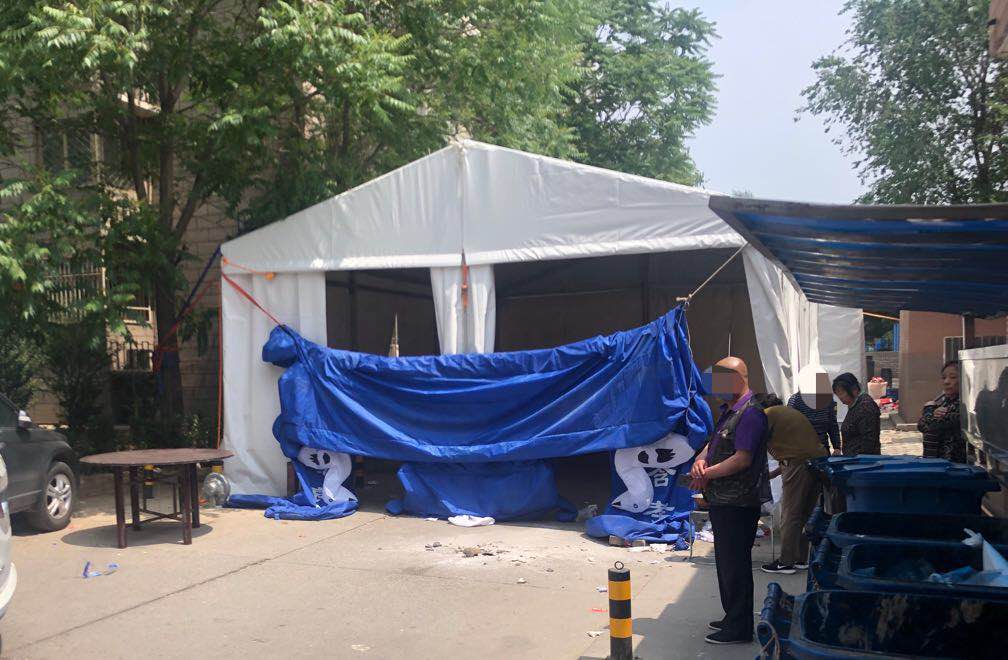 丰台一小区灵棚占道引不满 物业:只能协商无法强行禁止