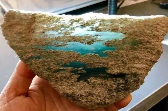 十万收缅商的翡翠原石,打灯是蓝底,看成品不想回去了