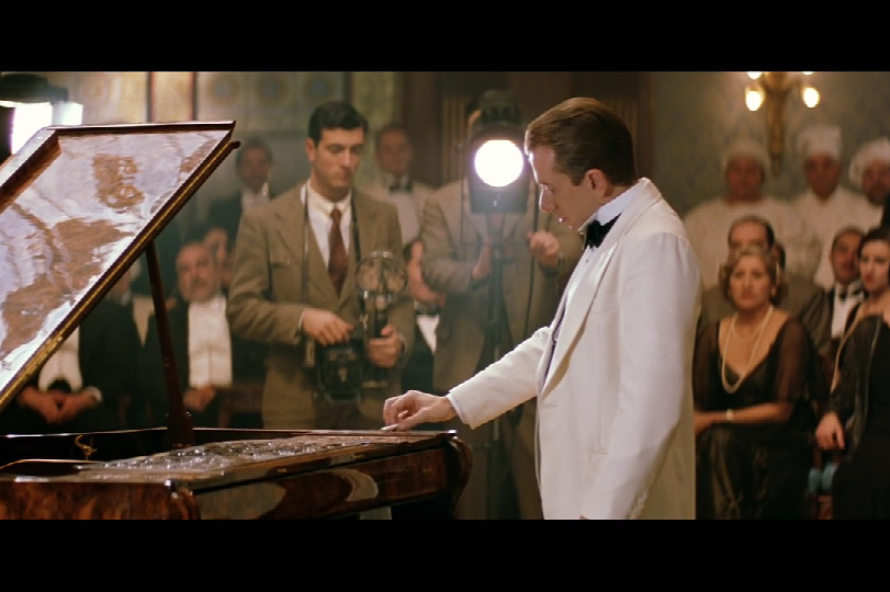 这才叫弹钢琴这手指得多灵活用琴弦点烟