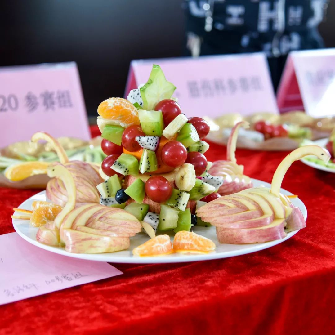 水果拼盘秀创意白衣天使展风采