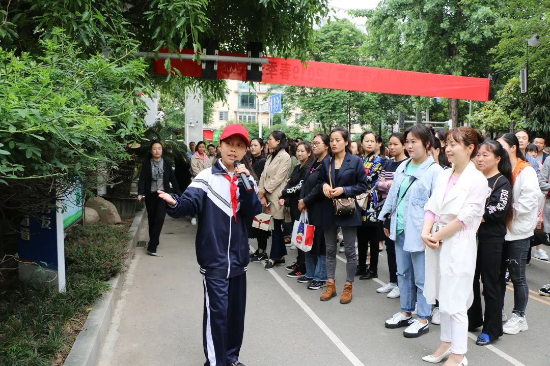 的五月季,东城实验学校(小学校区)二年级的家长们相约在校园,迎着朝阳