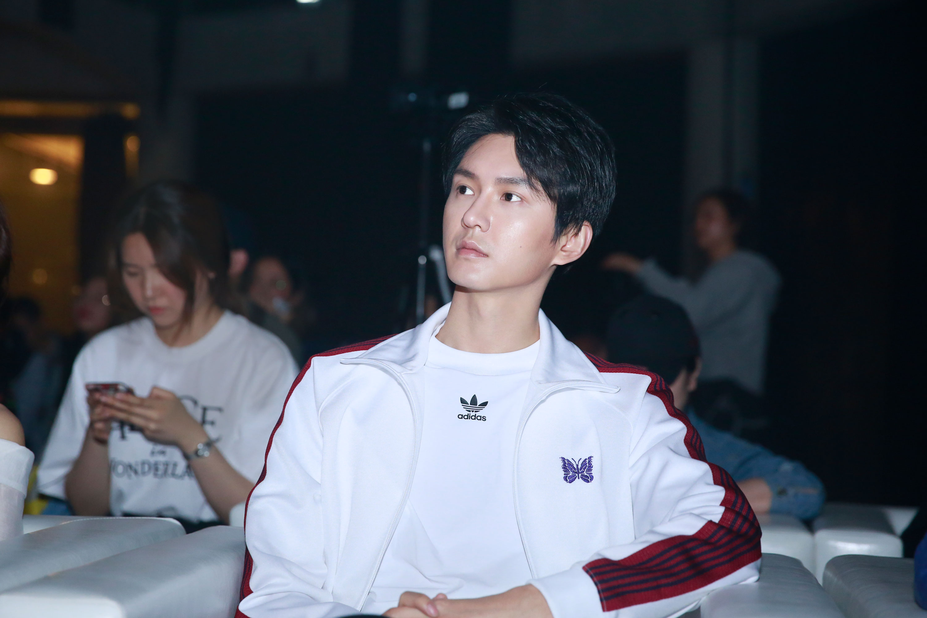 田川出席我们比谁都想赢发布会运动风造型彰显青春洋溢