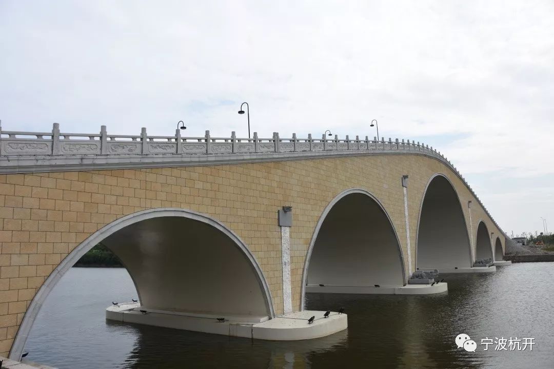 新区首座景观人行拱桥5月1日起通行