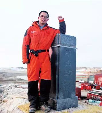 壮丽70年我和国旗合个影站上南极的武穴好男儿雪龙2号总设计师吴刚