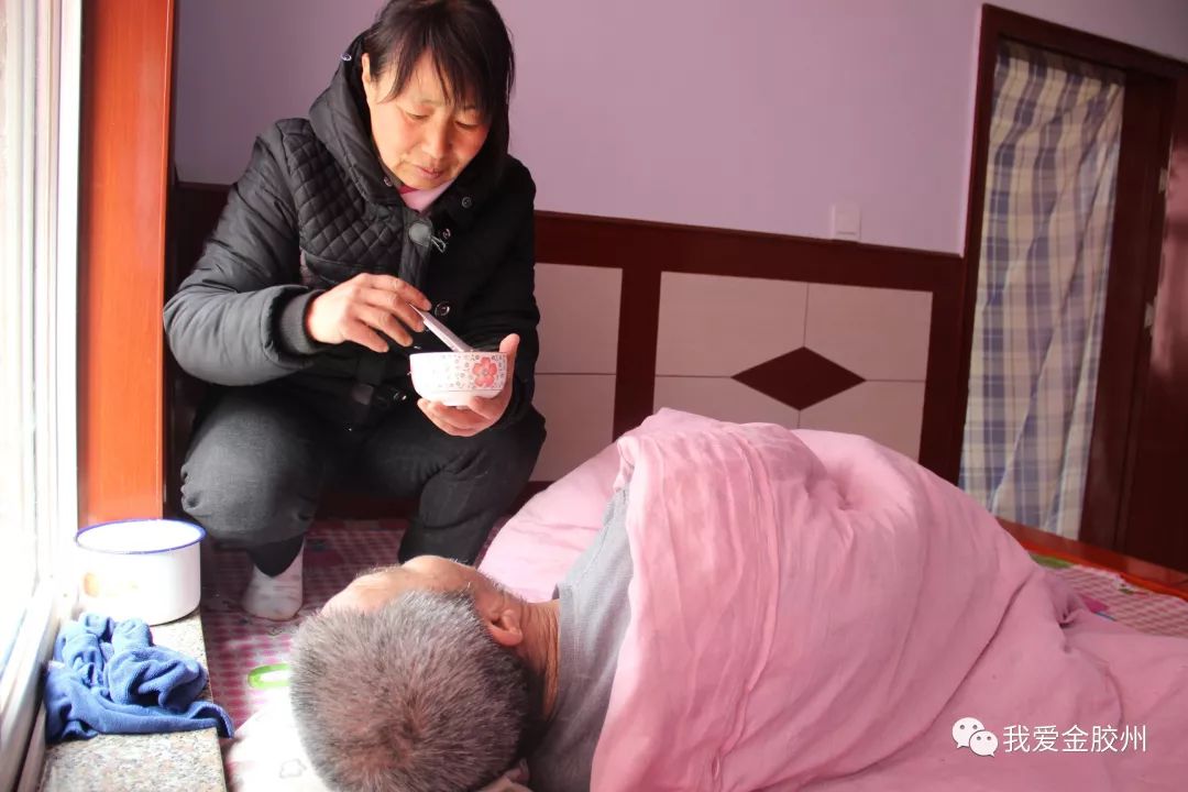 好弟媳铺集镇赵连红照顾瘫痪大伯哥一家人不离弃