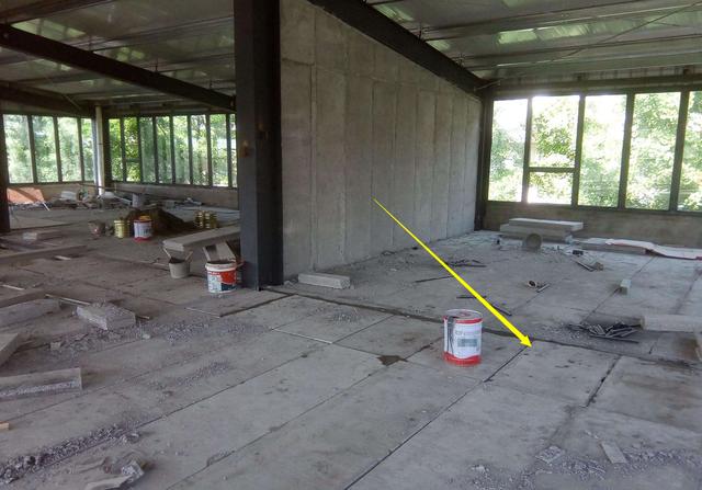 头次见楼板不用混凝土用木板钢筋填充薄薄一层业主拒绝收房