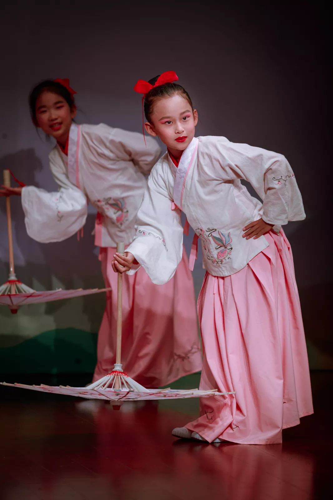 诗词展演是古诗词吟诵及演唱,舞蹈,器乐,书画,戏剧等多种艺术形式的有