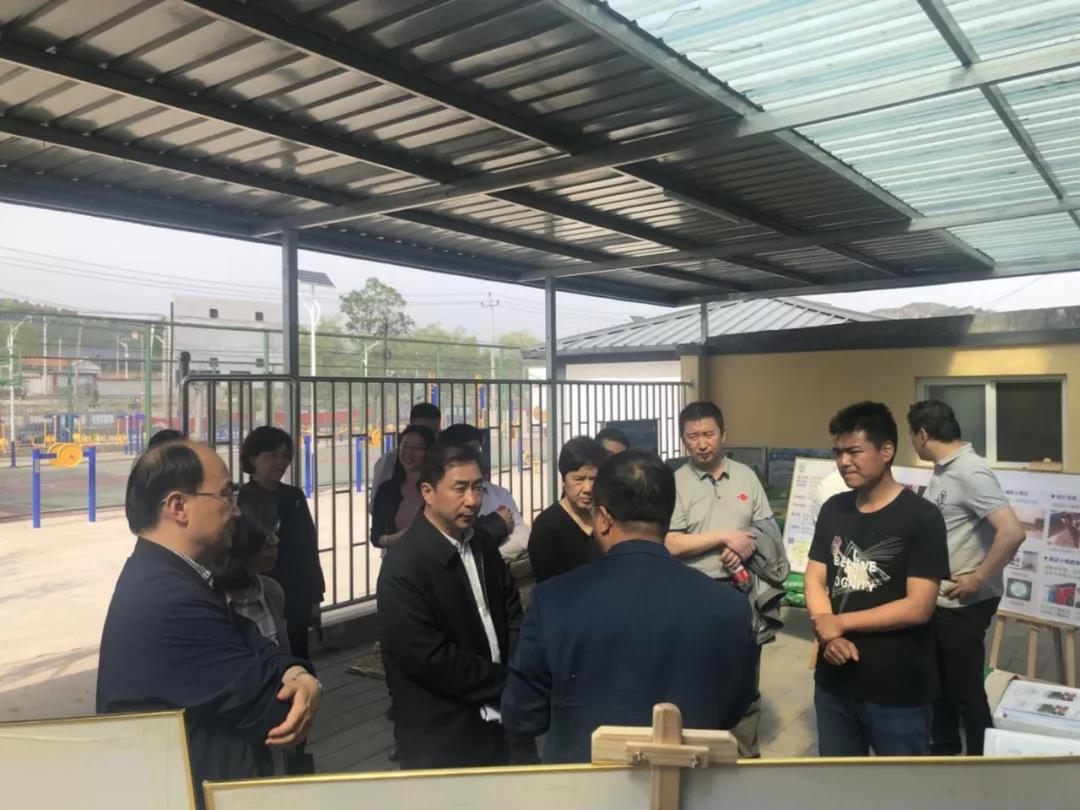 祁金利听取了中国农业大学资源与环境学院教授王冲和研究生王新宇汇报