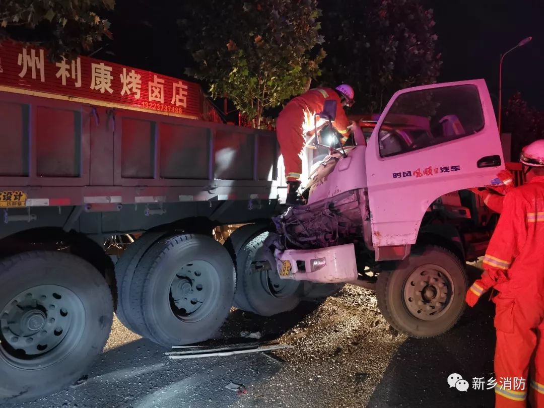 一线救援|今日凌晨,新乡消防员冒雨成功解救车祸被困人员