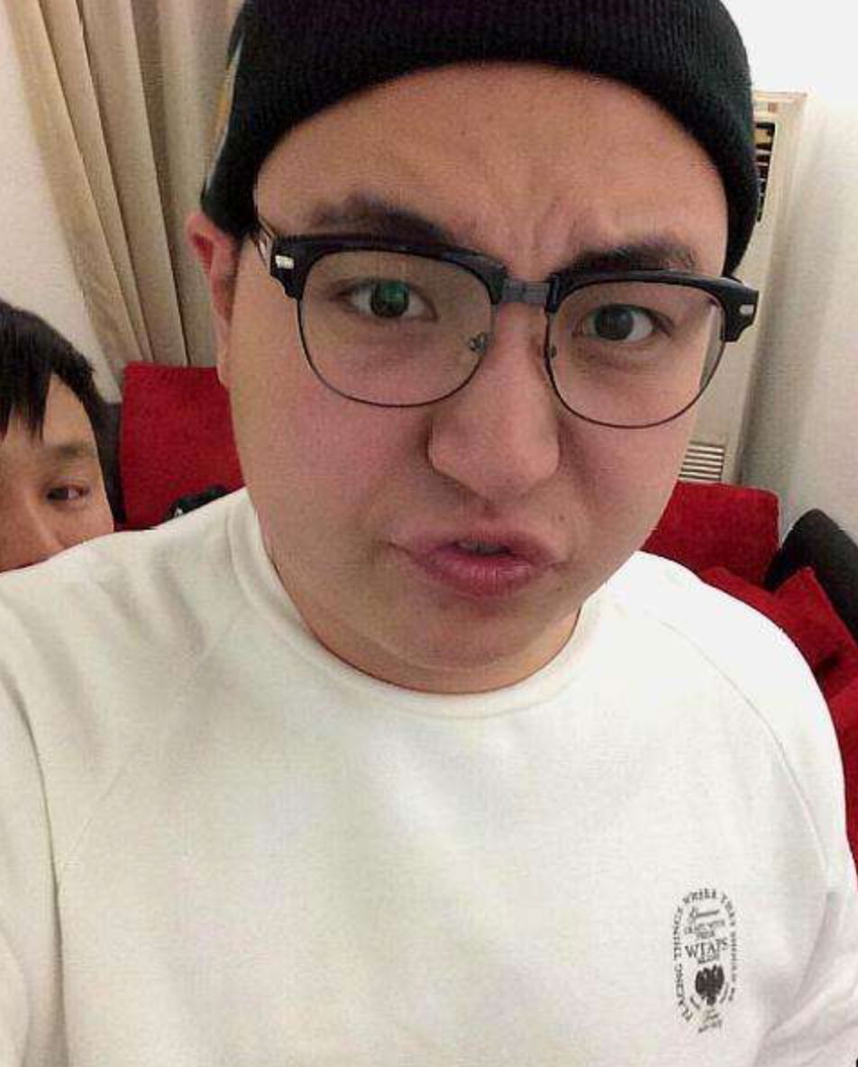 王九龙是郭德纲的亲外甥,因为德云社的伙食太好,以前的他,身高190