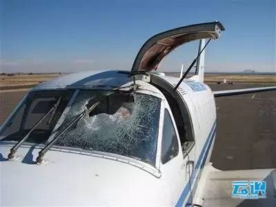 【航空科普】不说你知不知道 飞机风挡玻璃其实有三层