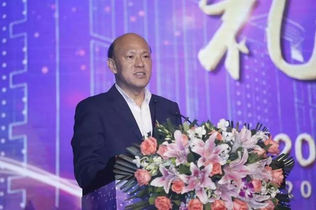 李爱庆代表集团党委,董事会向获得"最美首创人"荣誉的劳动模范表示