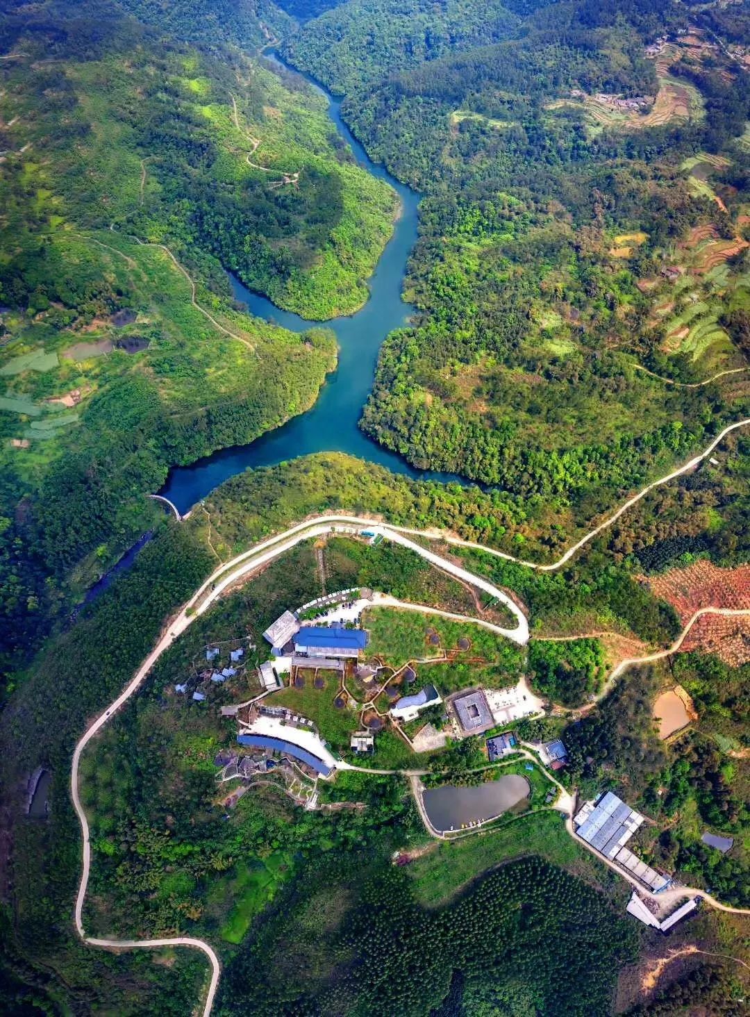 我想带你去仁寿汪洋的裸伊谷住民宿它在深沟水库对岸,30余座山野小屋