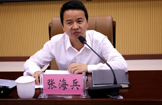 开班仪式上,张海兵指出,举办扶贫干部业务知识培训班,目的是进一步